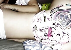 Lesbianas rommies se pusieron cachondas de madrugada, y se masturban besandose delicioso