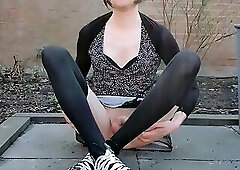 A hot pee in the backyard