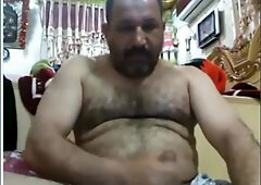 Punheta do maduro arabe 4