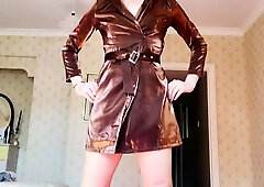 Mature blonde granny loves to masturbate her puss