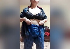 Sexy Paki Girl Shows Her Boobs Part 1