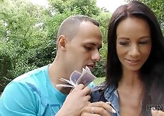 Semental enojado por dinero permite al cazador follar a su esbelta novia