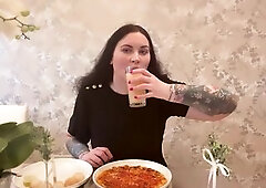 Miss FFW is starving after a day of filming, so is now enjoying a cheese and tomato pizza with a side of doughballs with a garlic butter dip, washed d