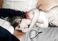 Zorra descubre que tiene garganta profunda mientras le derraman lechita en su cara y tetas