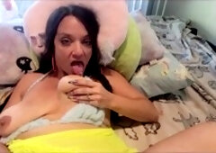 Super naughty cockslut Tigerlynnn plays with her huge pussy until she drenches the bed