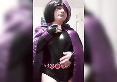 Femboy Mexicano Haciendo Cosplay de Raven y Mostrando Su Lindo Culo