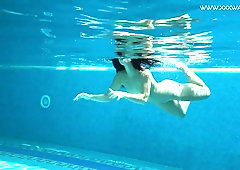 Russian swimming girl Jessica Lincoln show striptease under the water