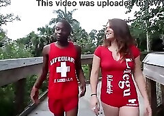 Public BLOWJOB : LIFEGUARD sucks dick on break